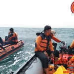 Tim SAR saat persiapan pencarian korban hilang saat pulang dari mencari ikan di perairan madura.  Foto: Dok. Tim SAR.