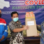 Sekda Tuban Budi Wiyana menerima bantuan APD dari perwakilan Pertamina, Budiono.