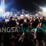 Kericuhan antara Banser dan Brimob saat konser Wali Band. foto: GUNAWAN/ BANGSAONLINE
