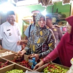 Camat Tambakboyo bersama Kapolsek dan Danramil saat memantau harga sembako di pasar tradisional. foto: SUWANDI/ BANGSAONLINE