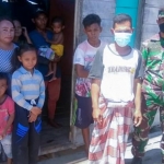 Anggota Lanal Kendari saat menyosialisasikan penggunaan masker di Konawe Selatan.