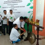 Bupati Pacitan Indartato saat melakukan pemukulan gong pencanangan tujuh program pengelolaan sampah.