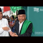 Dr KH Asep Saifuddin Chalim, MA, saat menyambut kedatangan Presiden RI Joko Widodo di pesantren yang diasuhnya di Pesantren Amanatul Ummah Surabaya Jawa Timur. Foto: dok. amanatul ummah 