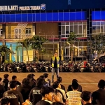 Para pengendara yang terjaring razia balap liar saat dibina di Mapolres Tuban.