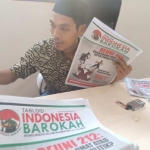 Salah satu Komisioner Bawaslu Kabupaten Tuban saat memeriksa Tabloid Barokah Indonesia.