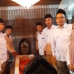 Ketua DPC Partai Gerindra Gresik, Asluchul Alif, Sekretaris Nur Saidah bersama pimpinan dan anggota Fraksi Gerindra DPRD Gresik ziarah ke makam Waliyullah, Sunan Giri. FOTO: SYUHUD/BANGSAONLINE.com