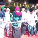 Gubernur Jawa Timur Khofifah Indar Parawansa didampingi Wagub Emil Darda, KH Asep Saifuddin Chalim, dan Muhammad Al-Barra saat meresmikan Grab OPOP Mart di Ponedok Pesantren Amanatul Ummah.