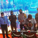Wali Kota Risma saat meresmikan box culvert Manukan-Sememi bersama Forpimda Kota Surabaya yang ditandai dengan penandatanganan prasasti serta dilanjutkan dengan pemotongan tumpeng, Selasa (18/8/2020). (foto: YUDI A/ BANGSAONLINE)