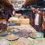 BLUSUKAN: Bambang Haryo Soekartono (BHS) mengunjungi Pasar Larangan, Sidoarjo, Rabu (21/4/2021). foto: MUSTAIN/BANGSAONLINE