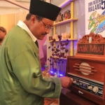 Wali Kota Pasuruan Gus Ipul saat melihat salah satu produk mebel yang dipajang.