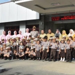 Murid-murid TK Kemala Bhayangkari saat melakukan kunjungan ke Mapolres Pamekasan.
