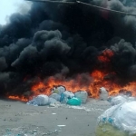 Tampak kobaran api yang menghanguskan bahan-bahan sarung tangan di gudang PT. Mitra Sarutu.