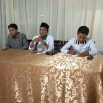 Ketua Jampi Jawa Timur Abdul Hamid bersama Divisi Bidang Advokasi FAM GMNI Jatim Billy Abu Ja’far , saat memberikan keterangan persnya kepada awak media, Kamis (26/4). Foto: YUDI A/BANGSAONLINE