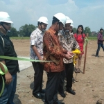 Para pimpinan dari Greenland saat melakukan Grounbreaking perumahan Palazzo. Foto: ARIF K/BANGSAONLINE

