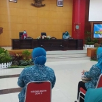 Pjs. Wali Kota Blitar, Jumadi menghadiri peringatan hari ibu di Balai Kusuma Wicitra Kota Blitar.