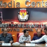 Dua Tim Kampanye paslon menyepakati materi iklan kampanye pilgub yang akan ditayangkan di media massa. Foto : DIDI R/BANGSAONLINE