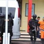 DIKAWAL KETAT: Densus 88 saat hendak memindahkan terduga teroris dari Mako Brimob Apeldento, Kecamatan Pakis, Malang, ke Depok, Minggu (21/2). foto merdeka.com