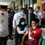 VAKSINASI: Bupati Ahmad Muhdlor meninjau vaksinasi bagi ulama dan imam masjid di Masjid Agung Sidoarjo, Rabu (10/3/2021). (foto: ist)