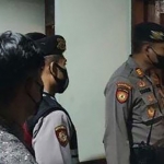 Petugas gabungan Satpol PP dan Satuan Samapta Polres Tuban melakukan penyisiran di kamar hotel