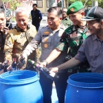 Pj Bupati Sri Handoko bersama Kapolres Nganjuk dan forkopimda menyaksikan pemusnahan barang bukti hasil operasi kepolisian.