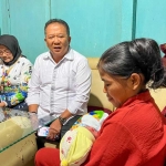 Bupati Jember, Hendy Siswanto saat silaturahmi ke rumah Holilah wanita yang lahiran di pinggir jalan.