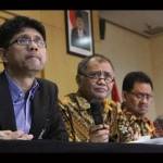Para pimpinan KPK, serta Jamintel Kejaksaan Agung Adi Toegarisman (dua dari kanan), memberikan keterangan pers mengenai OTT dugaan suap Kejaksaan Tinggi DKI Jakarta di Gedung KPK, Jakarta, Jumat (1/4). foto: Herudin/Tribunnews