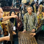 Wali Kota Kediri Abdullah Abu Bakar (dua dari kanan) dan Kepala Perwakilan BI Kediri Moch. Choirur Rofiq (tiga dari kanan) saat meninjau salah satu stan UMKM. Foto: Ist.