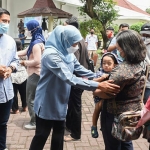 Gubernur Jawa Timur, Khofifah Indar Parawansa, didampingi Wali Kota Kediri, Abdullah Abu Bakar, saat menyapa warga yang sedang antre untuk mendapatkan minyak goreng murah. Foto: Ist