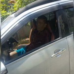 Jemy Janto (62) saat hendak dibawa petugas medis ke RSNU. (foto: ist).