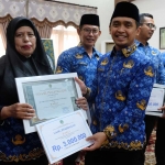 Wali Kota Pasuruan saat memberi penghargaan kepada salah satu pemenang.