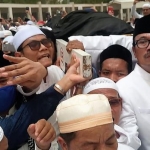 Dubes RI untuk Arab Saudi Dr Agus Maftuh Abegebriel saat menggotong jenazah KH Maimoen Zubair di Ma