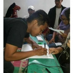 Salah seorang warga menerima bantuan pinjaman modal usaha dari Baitul Mal Baznas Kota Malang. Di bulan Juli 2018, lembaga ini akan disulap jadi Islamic Micro Finance Baitul Mal (IMF - BM). foto: IWAN/ BANGSAONLINE