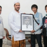 Wali Kota Habib Hadi saat menerima karya lukisan para seniman Kota Probolinggo.