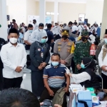 Bupati Gus Yani didampingi pejabat Forkopimda dan Kadinkes Ghozali saat meninjau vaksinasi sopir angkutan umum di Terminal Bunder. foto: ist.