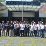 Pejabat Forkopimda dan perwakilan media di Gresik saat foto bersama.