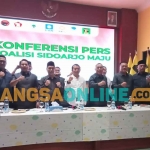 Koalisi Sidoarjo Maju menyatakan sikap menolak LPJ APBD 2024. Foto: MUSTAIN/BANGSAONLINE