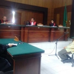 Niam Sovie, Kades Sumbergedang saat menjalani sidang.