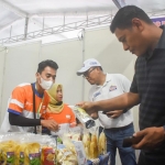 Wali Kota Kediri Abdullah Abu Bakar saat singgah di salah satu stan. Foto: Ist.