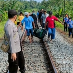 Petugas mengevakuasi jenazah korban.