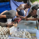Petugas Kementerian Perdagangan didampingi pegawai Disperindag Mojokerto saat melakukan tera timbangan.