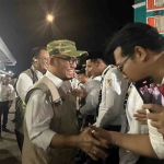  Wakil Menteri (Wamen) Haji dan Umrah RI, Dahnil Anzar Simanjuntak, memimpin apel calon petugas penyelenggara ibadah haji (PPIH) pada Kamis (15/1/2026) malam. Tampak saat ia  disalami para calon petugas penyelenggara haji di Asrama Haji Pondok Gede Jakarta Timur. Foto: MSN/bangsaonline