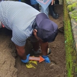 Polisi melakukan identifikasi di lokasi penemuan jasad bayi.