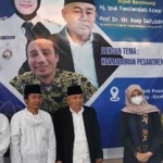 Prof. Dr. KH. Asep Saifudin Chalim, M.A. (tengah pakai jas) dan Bupati Banyuwangi Ipuk Fiestiandani (nomor dua dari kanan) serta KH. Imam Subaweh (nomor dua dari kiri) dalam acara sarasehan di Pondok Pesantren Al-Atiq Sido Agung Karetan Purwoharjo Banyuwangi, Jumat (2/4/2021). (foto: ist)