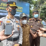 Kapolres Batu AKBP Oskar Syamsuddin didampingi Wakil Wali Kota Batu Punjul Santoso dan Kepala Kejaksaan Negeri Batu Agus Sujito.