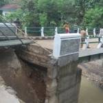 Tampak jembatan darurat yang terbuat dari bambu usai dibuat oleh warga. (Herman Subagyo/BANGSAONLINE)