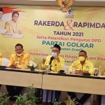 Ketua Golkar Gresik Ahmad Nurhamim beserta jajaran pengurus saat rakerda. (foto: SYUHUD/BANGSAONLINE)