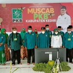 Wabup Kediri Dewi Mariya Ulfa (baju putih) yang didapuk sebagai salah satu Wakil Ketua DPC PKB Kabupaten Kediri saat dikukuhkan bersama jajaran pengurus lainnya, berdampingan dengan Ketua DPC PKB Kabupaten Kediri, Sentot Djamaluddin (sebelah kanan Dewi Mariya Ulfa). foto: MUJI HARJITA/ BANGSAONLINE