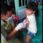 Imunisasi MR di Kecamatan Gandusari. foto: AKINA/ BANGSAONLINE