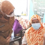 Bupati Blitar Rini Syarifah meninjau pelaksanaan vaksinasi di Kecamatan Kanigoro.