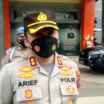 Kapolres Gresik AKBP Arief Fitrianto saat memberikan keterangan pers. (foto: SYUHUD/ BANGSAONLINE)